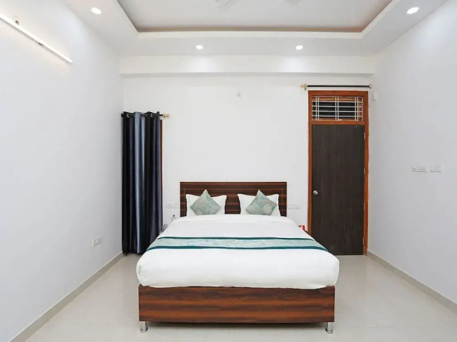 OYO 9967 Hotel Surya