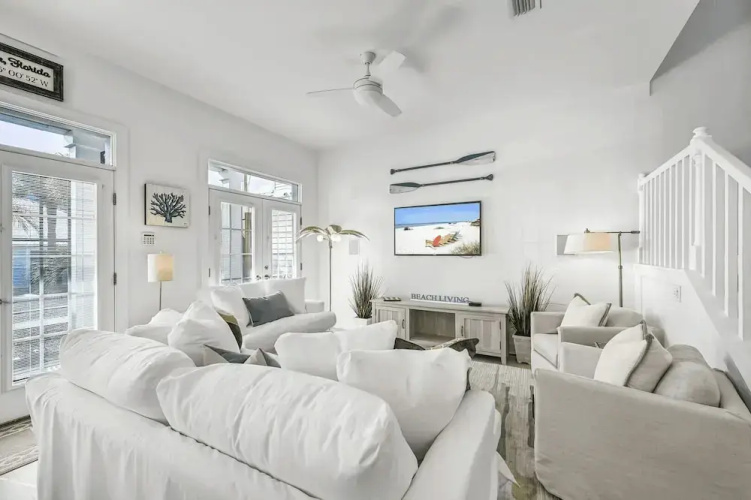 All Decked Out by Avantstay Pool & Private Beach Access, Bikes Provided