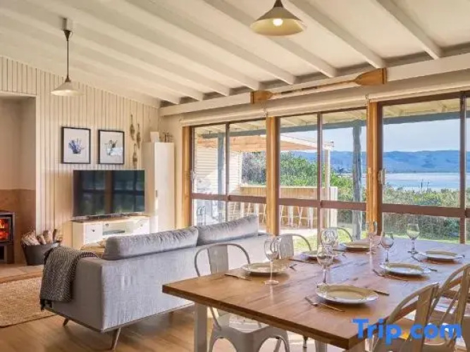 Waubs Beach Cottage