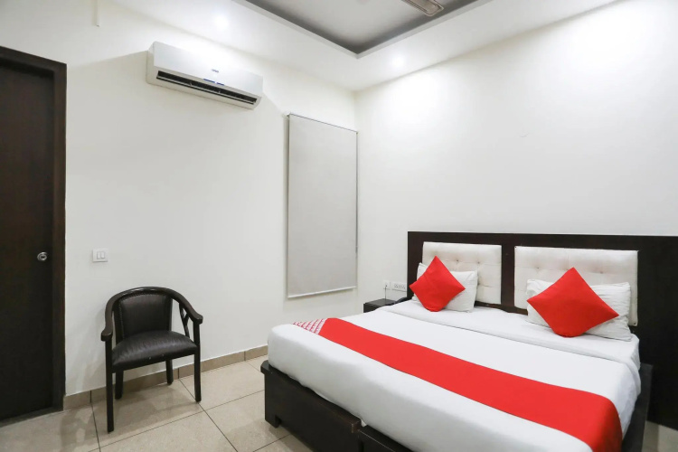 OYO 62820 Hotel Sanfot