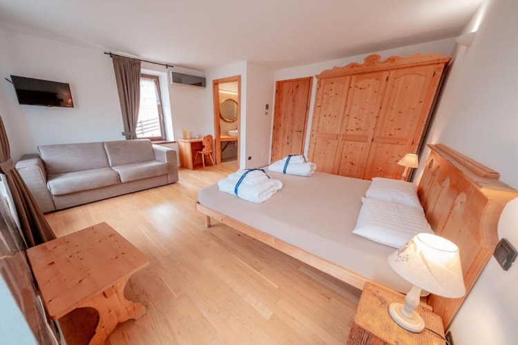 Standard Triple room