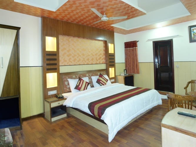 Deluxe Double room with city view