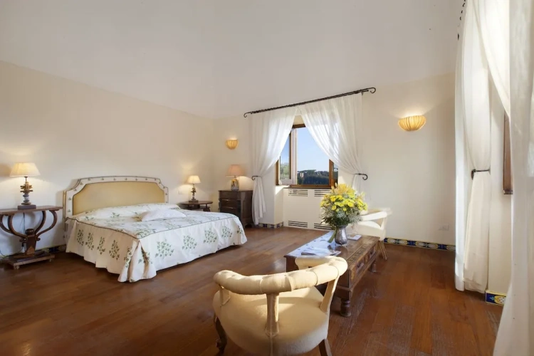 5 Bedrooms Villa