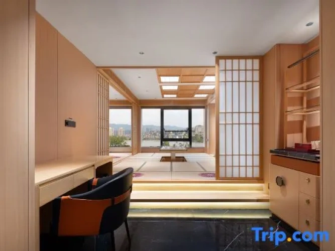 Suite with lake view