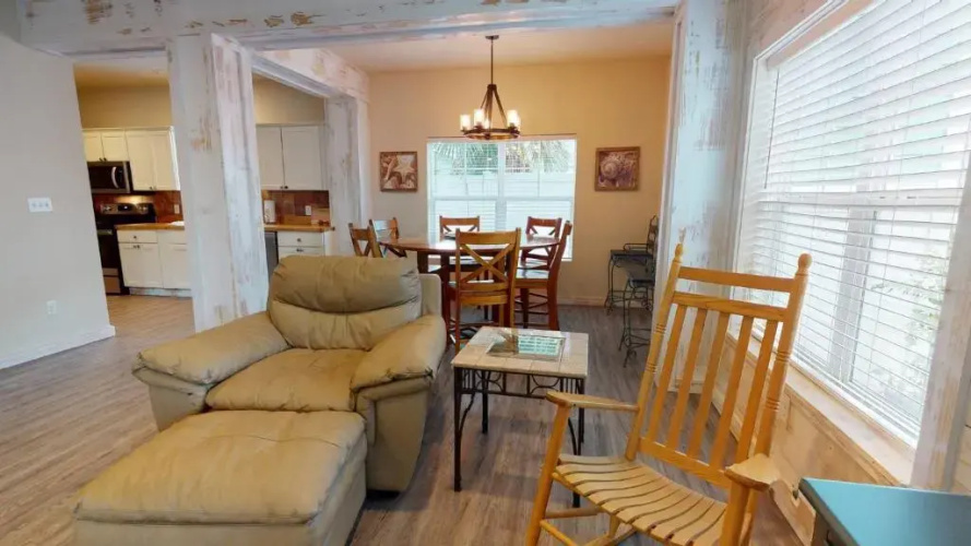 MC05 Upscale Condo, Shared Pool, Close to Beach