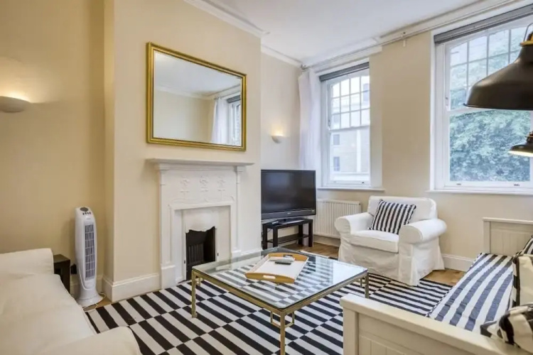 Spacious 2bed/2bath Apt, 5mins to Victoria St