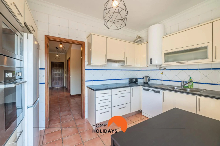 #071 Stunning Spacious Flat w Pool 5m Beach