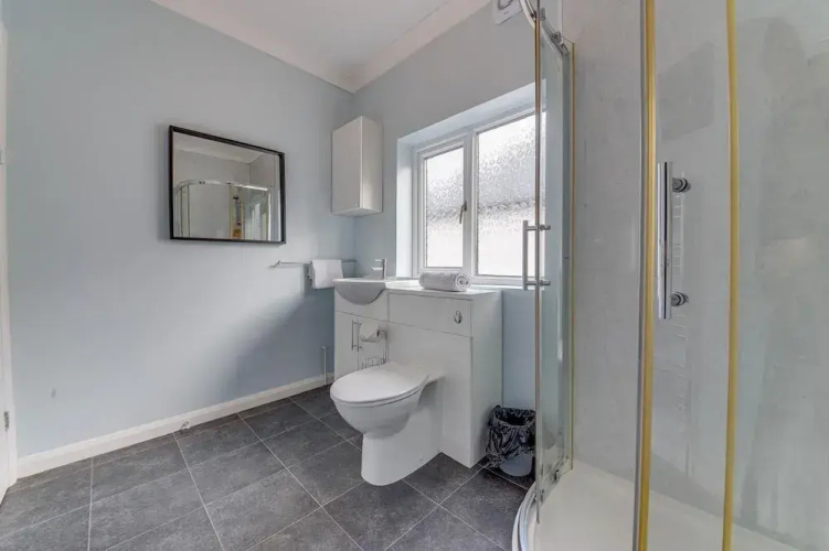 3BR Detached Bungalow w/Parking