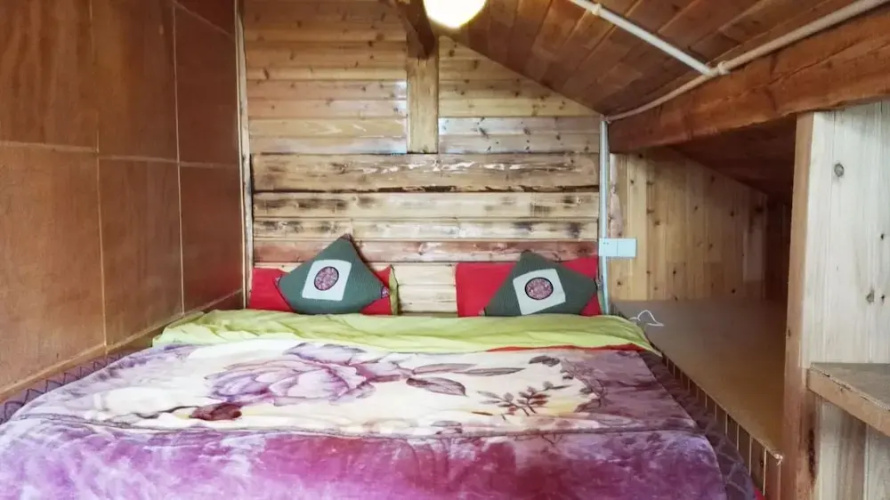 Luguhu Lakeside Apu Guest House
