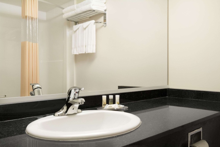 Days Inn & Suites by Wyndham Langley photo 10