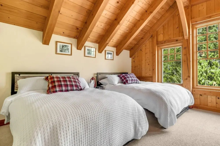 Maple Hill Lodge 3 Bedroom Home by RedAwning