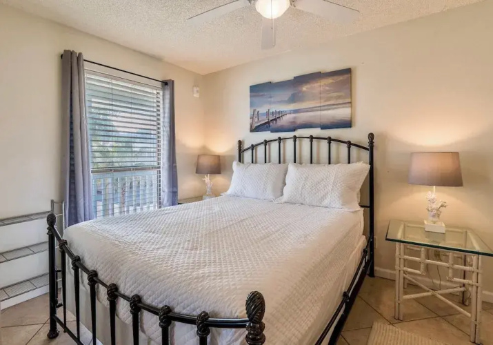 Walk to Beach Pool Sleeps 6!