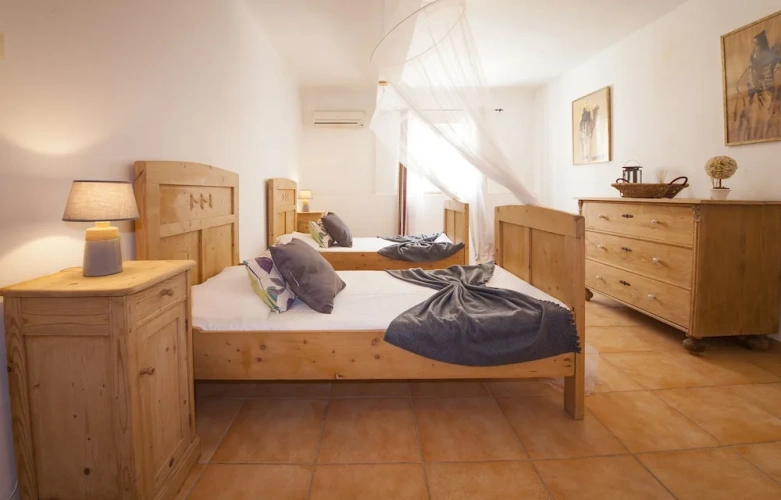 5 Bedrooms Villa