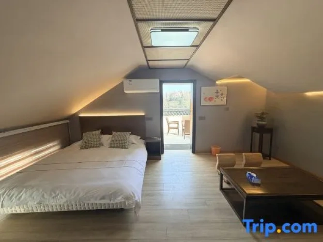 Suite with courtyard view