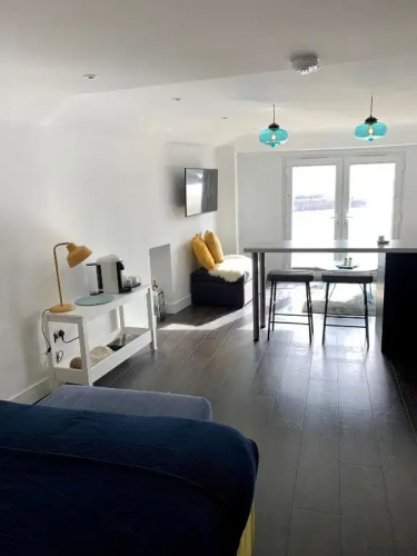 Modern studio apartment with stunning views!