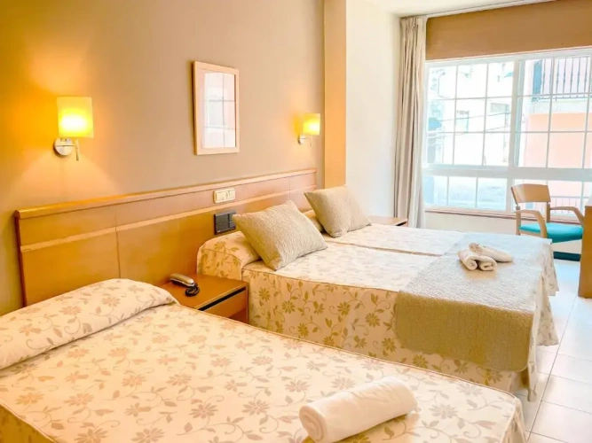 Standard Triple room with city view