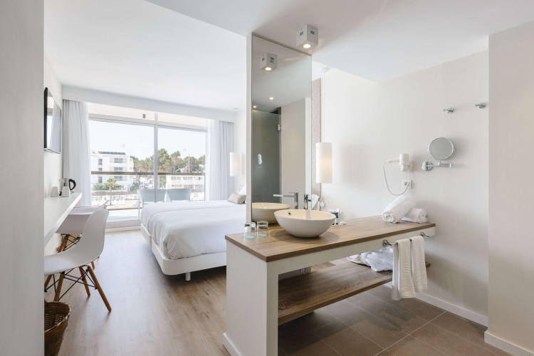 Double room with pool view