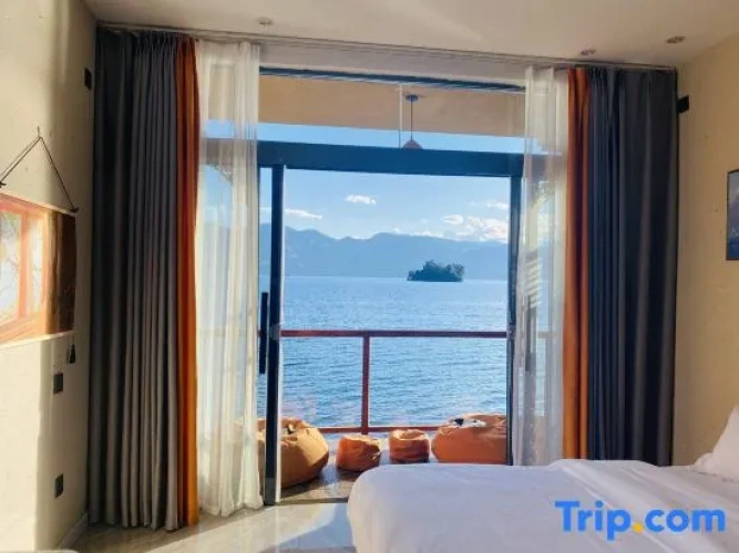 Standard Twin room with view