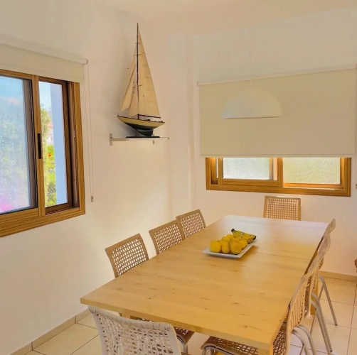 3 Bedrooms Apartment with garden view