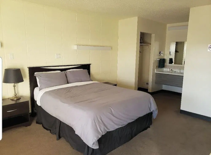 Side Trax Inn