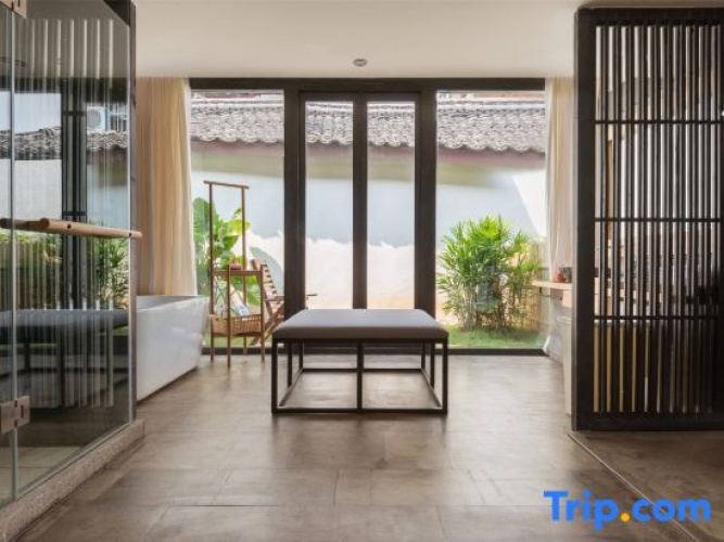 Standard Duplex room with courtyard view