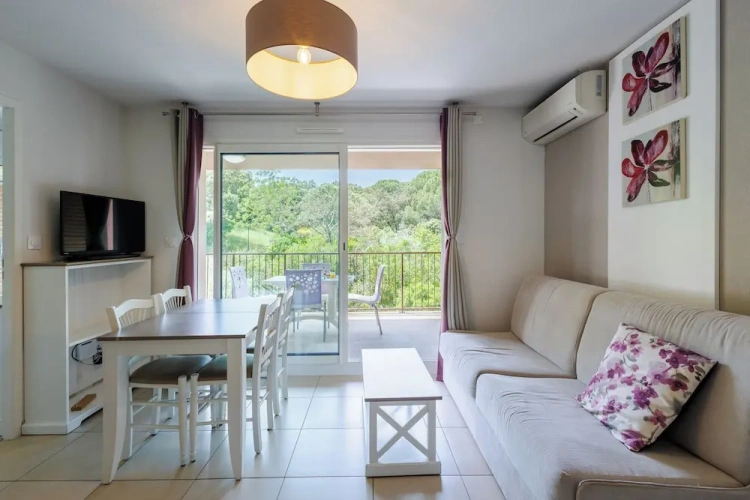 2 Bedrooms Bed in Dorm with balcony and with land view