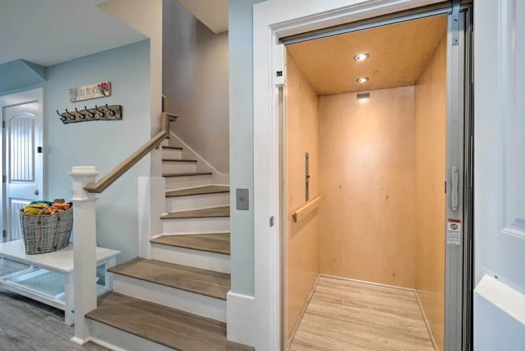 4 Bedrooms Apartment with balcony