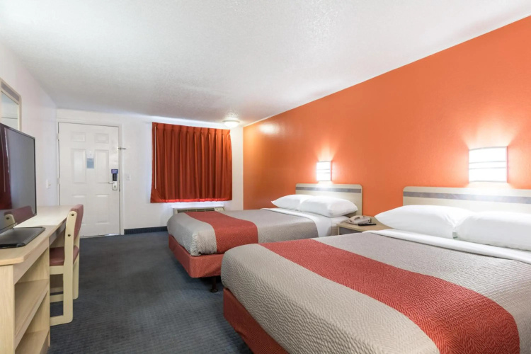Travelodge by Wyndham Lansing