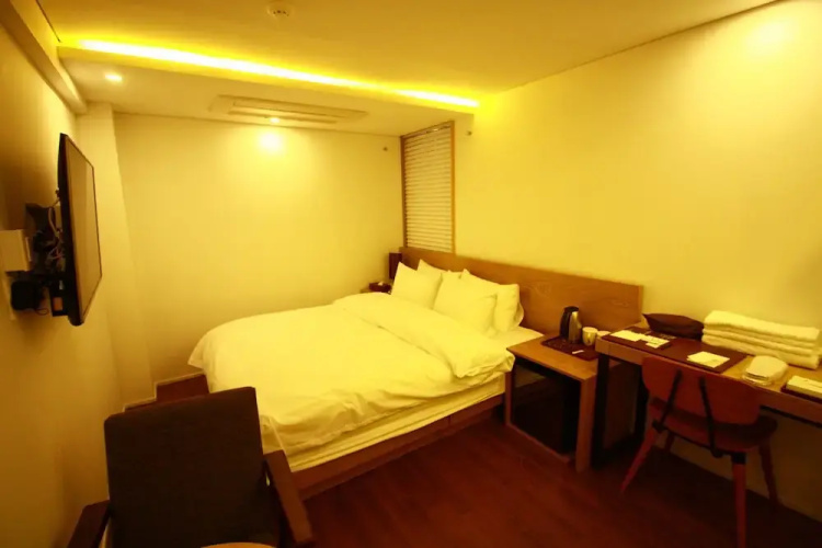 Gray Ground Hotel