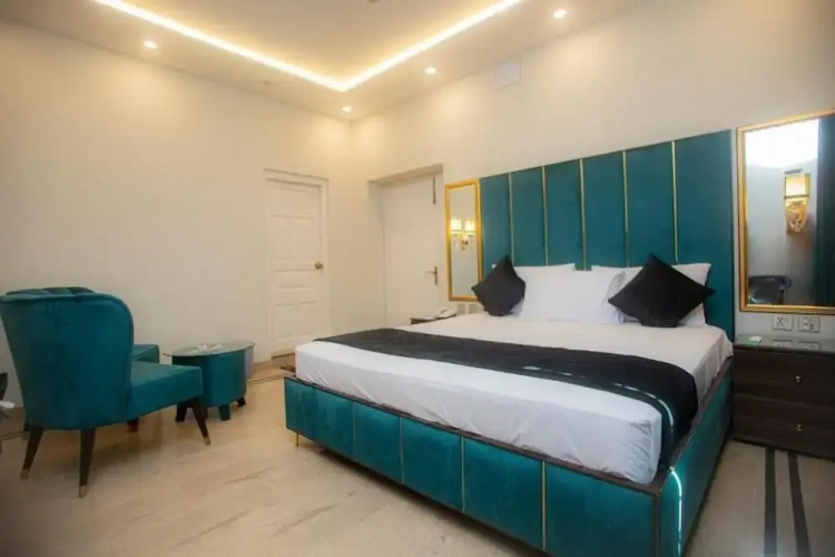 Hotel White Seasson managed by Zaheer Masih