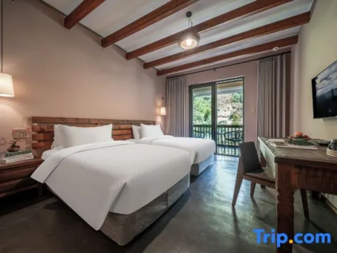 Standard Twin room with mountain view