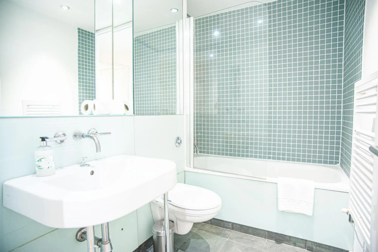 Spacious One Bed Apartment w Balcony in Farringdon