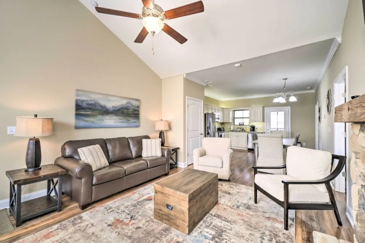 Chic Townsend Condo w/ Saltwater Pool!