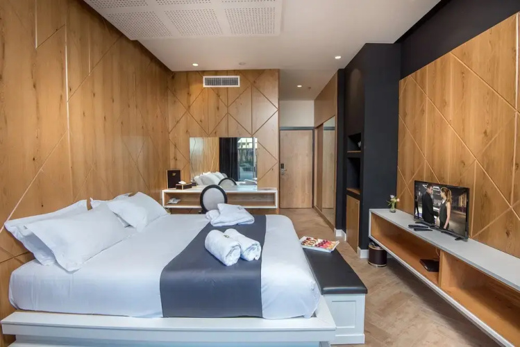 Aquaduct Hotel