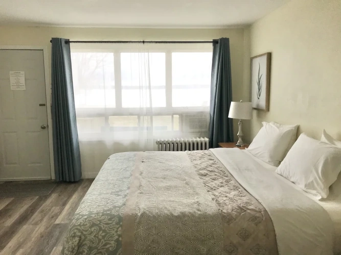 Standard Double Basement room with lake view