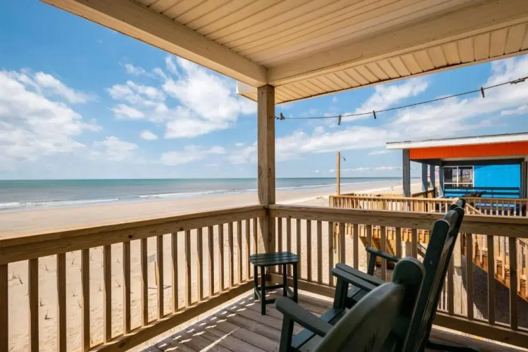 Dip Inn by Oak Island Accommodations