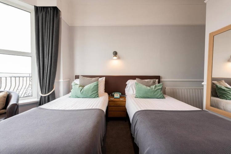 Standard Twin room with sea view
