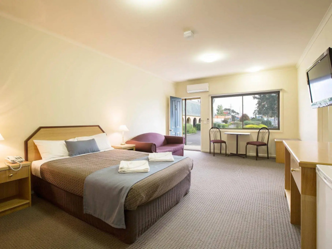 Nightcap at Monash Hotel