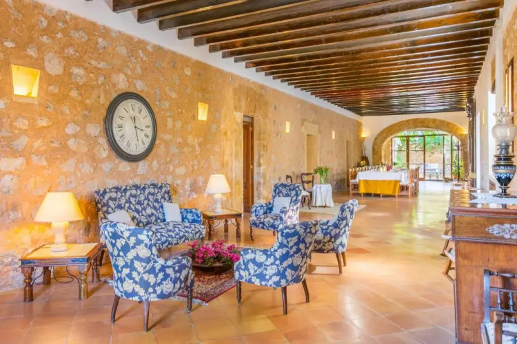 Historical house Mallorca pool wifi aircon/heat sleeps 12-14