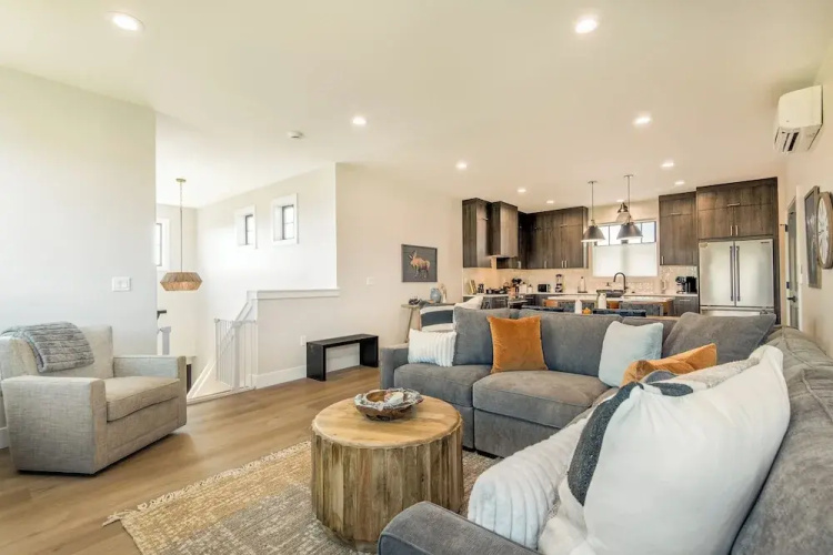 3 BR Duplex w/ Full Kitchen, W & D
