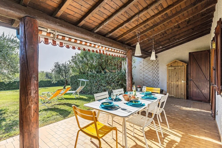 Apartment with garden view