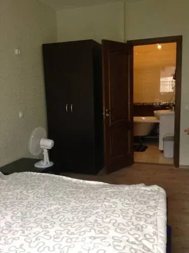 Bucks Living Quarters - Image 2