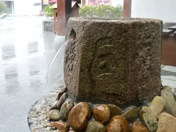 Zhenyangxia Scenic Area Theme Inn