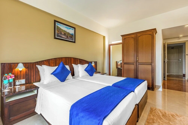 Classic Twin room with city view