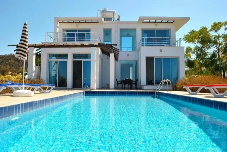 3 Bedrooms Villa