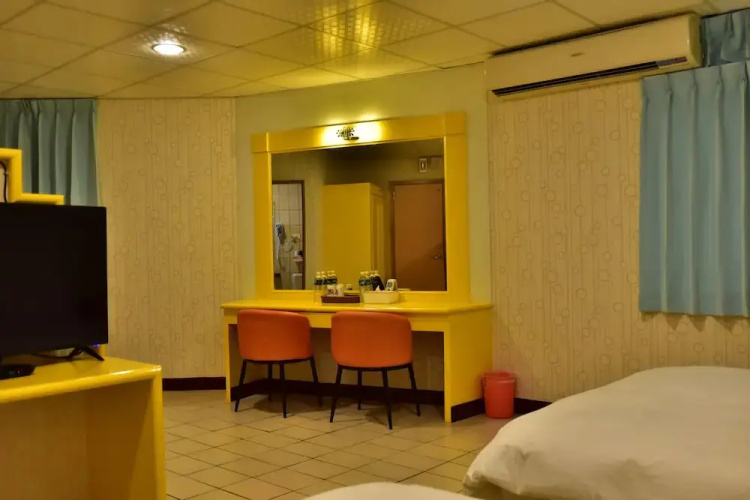 Corner Love Hotel