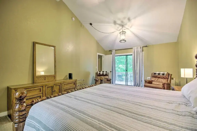 2 Decks & Pool Access: Osage Beach Retreat