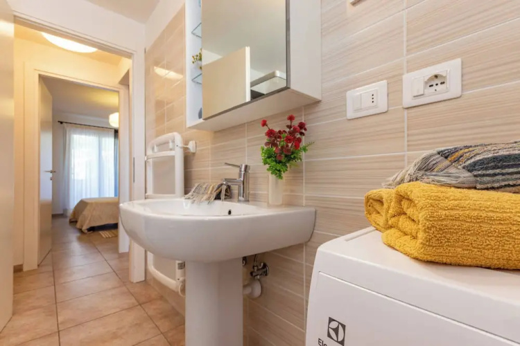 Comfy Apartment With Shared Pool