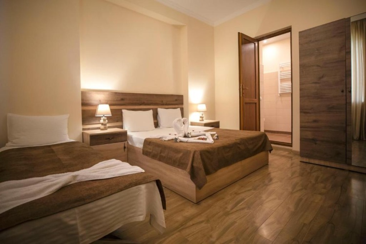 Standard Triple room