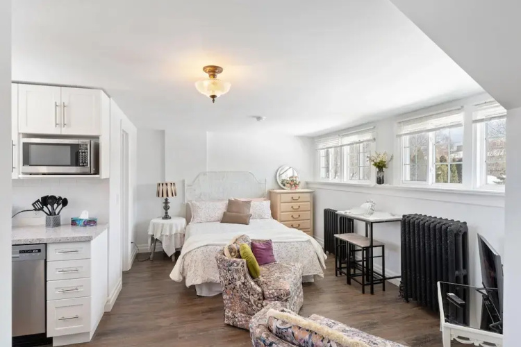 Private Studio Apartment in Burlington - U5